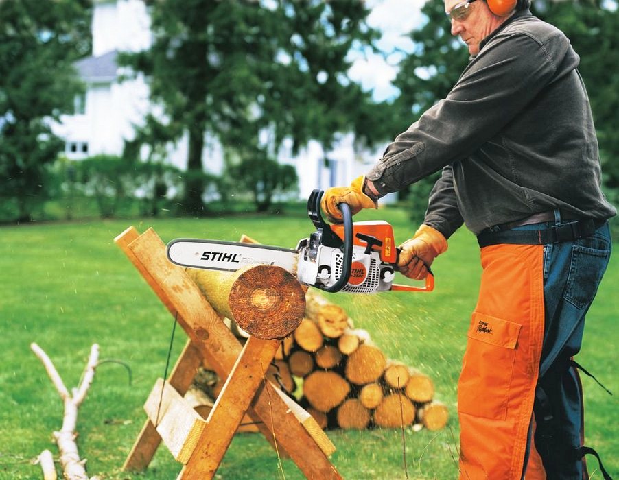 Бензопила STIHL MS 250 в роботі