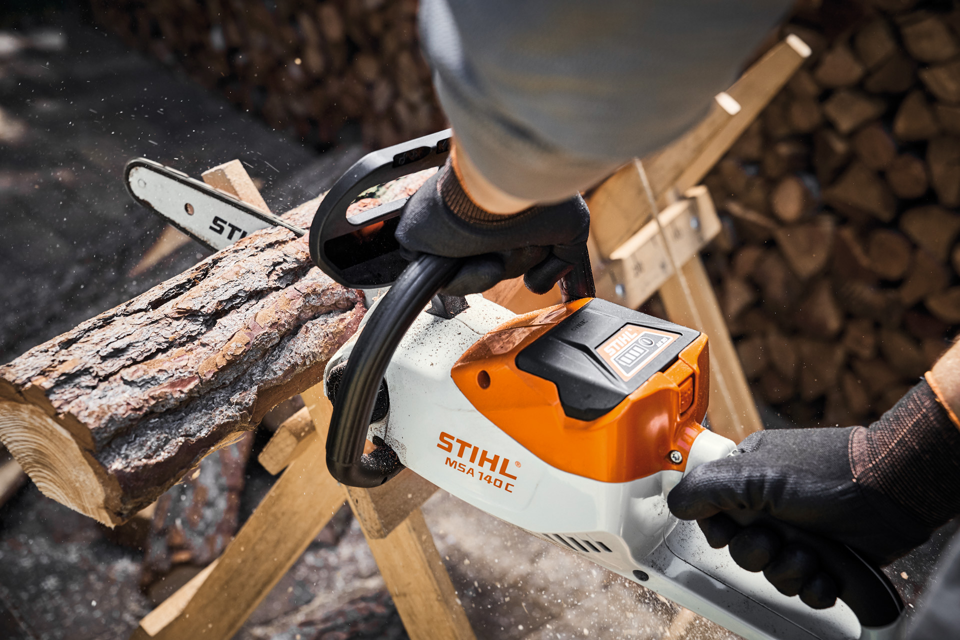 Стовбур дерева розпилюють бензопилкою STIHL 