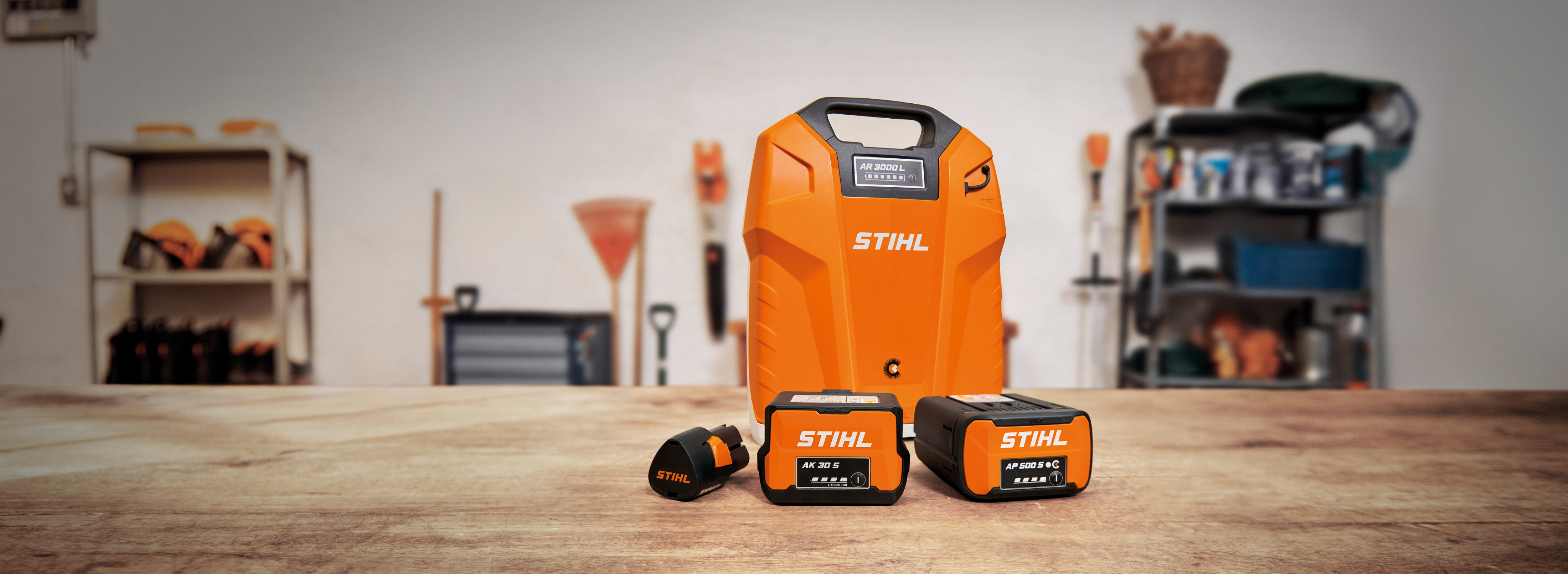 Пристрої STIHL AP System лежать на столі в гаражі