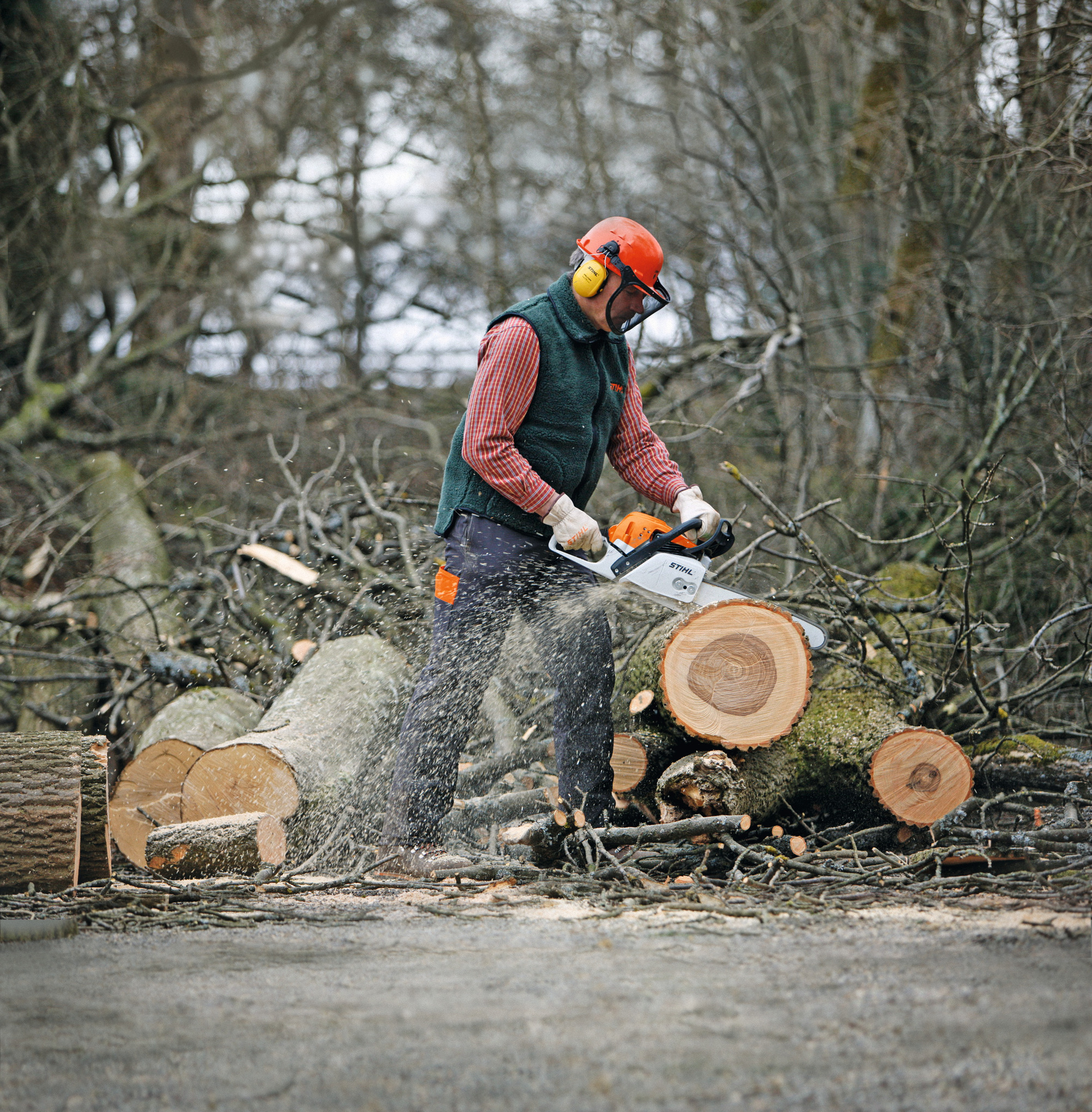 Бензопила STIHL MS 271 в експлуатації