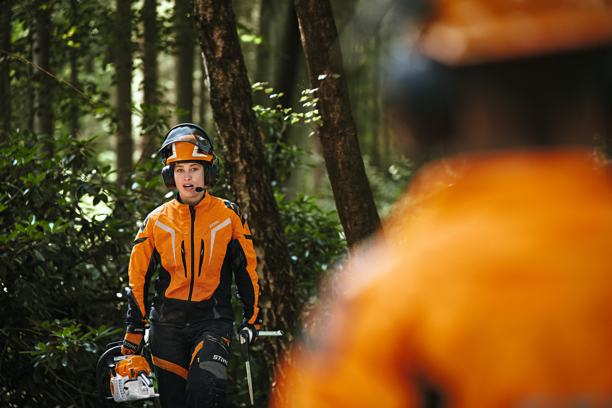 Двоє робітників лісогосподарства у захисному одязі STIHL з конференц-системою STIHL ADVANCE ProCOM