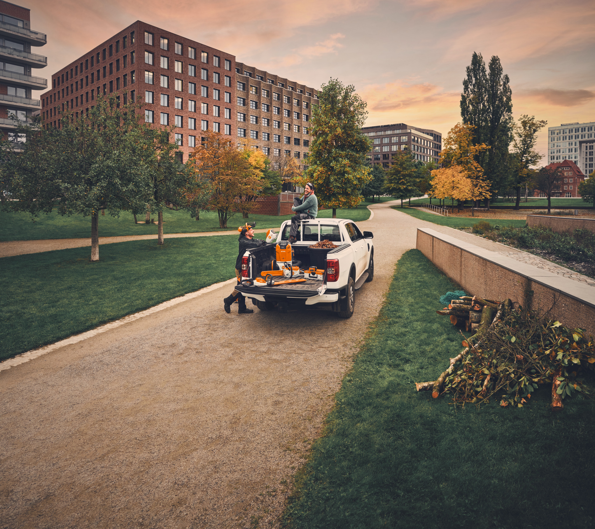 Команда садівників та ландшафтного дизайну на пікапі після завершення роботи