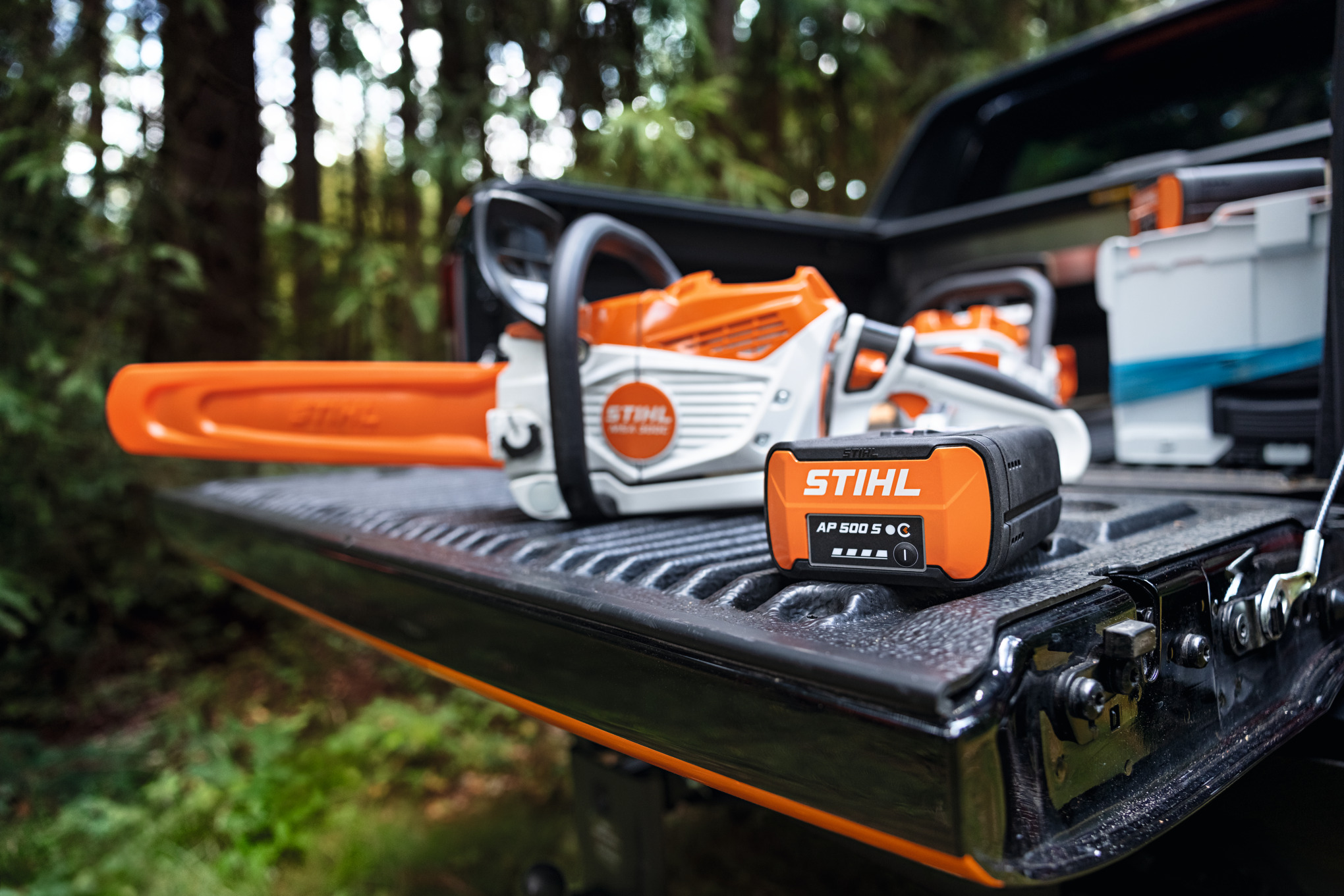 Літій-іонний акумулятор STIHL AP 500 S та акумуляторна бензопилка STIHL MSA 300