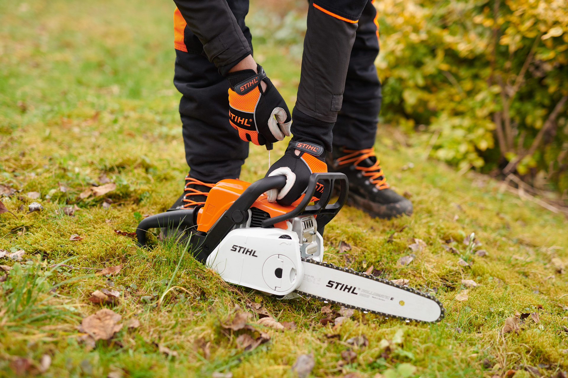 Запуск ланцюгової бензопили STIHL MS 180 C-BE на землі