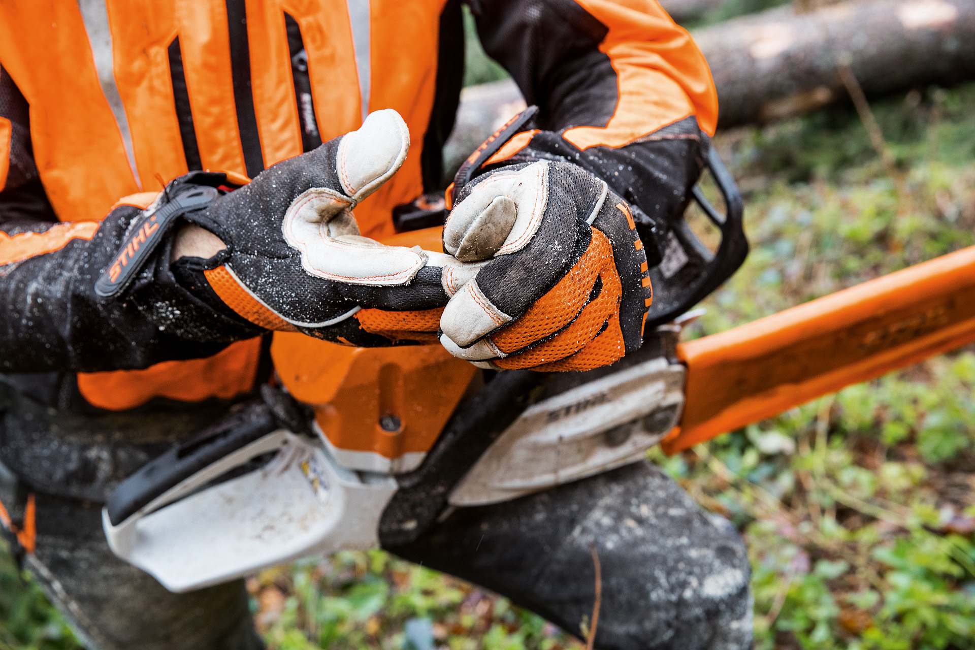 Schutzkleidung mit STIHL Schutzhandschuhen ADVANCE Ergo MS für die Arbeit mit der Kettensäge