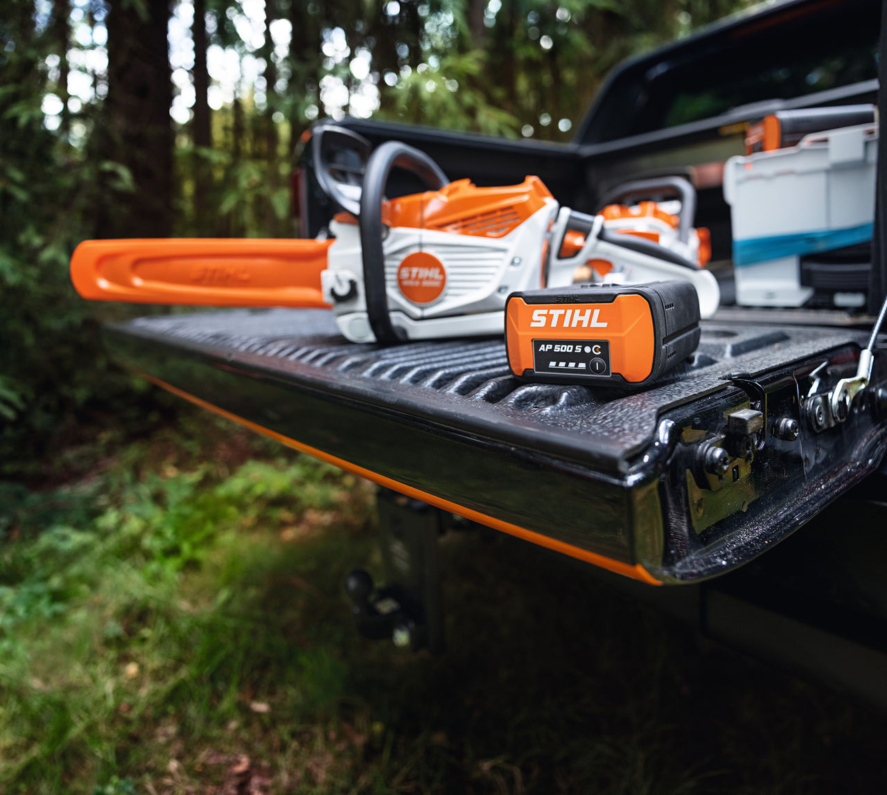 Літій-іонний акумулятор STIHL AP 500 S та акумуляторна бензопилка STIHL MSA 300