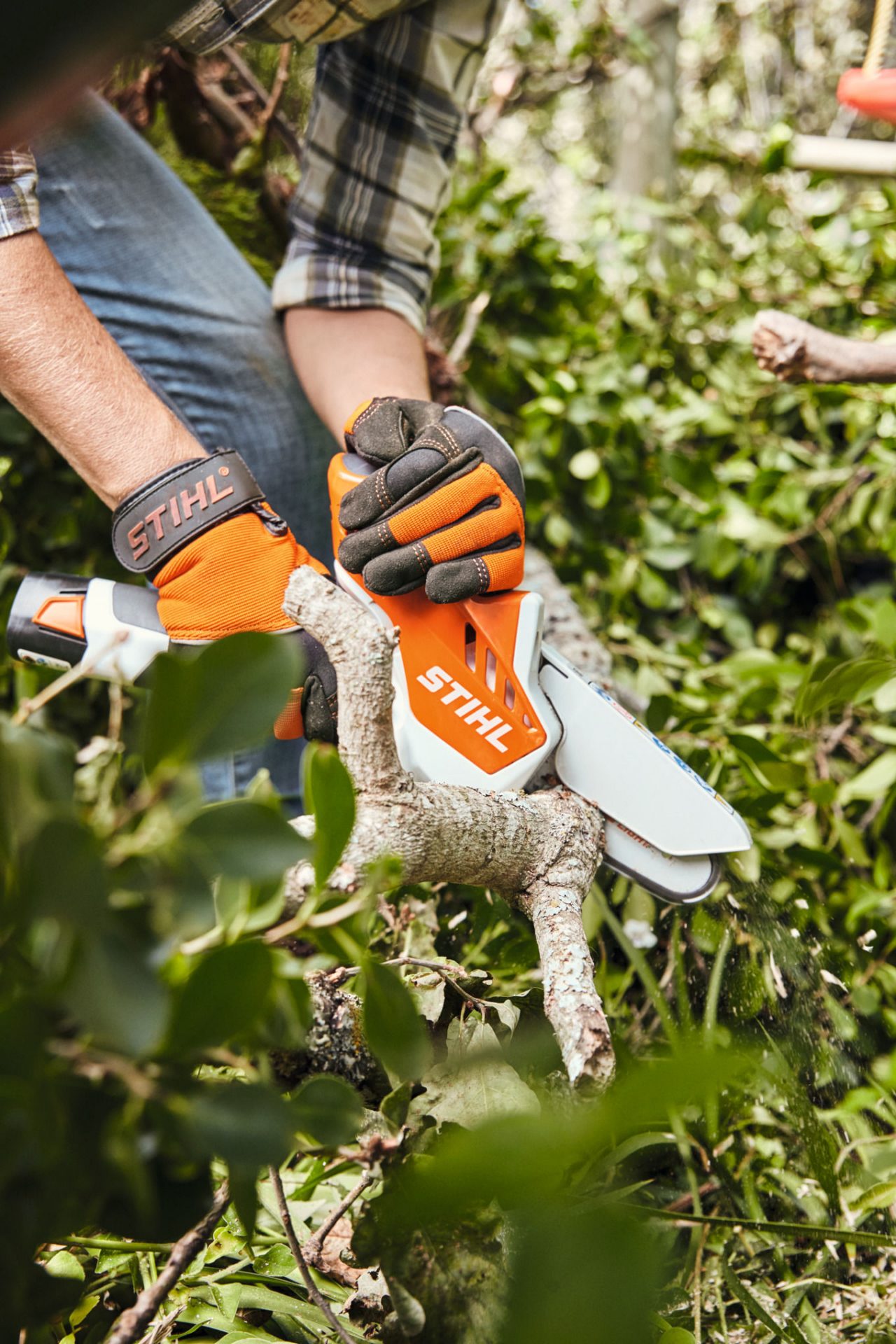Живопліт підстригають акумуляторним кущорізом STIHL GTA 26